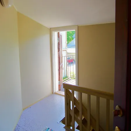 The Yellow House Studio, Free Parking Lejlighed